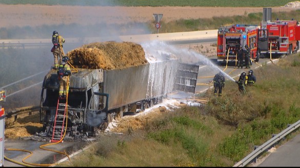 Los bomberos apagan el incendio de un camión de paja en la A-30 en Cartagena