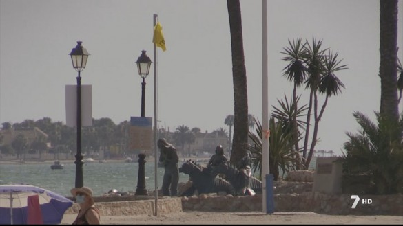 Siete banderas rojas y 14 amarillas este lunes en las playas de la Región