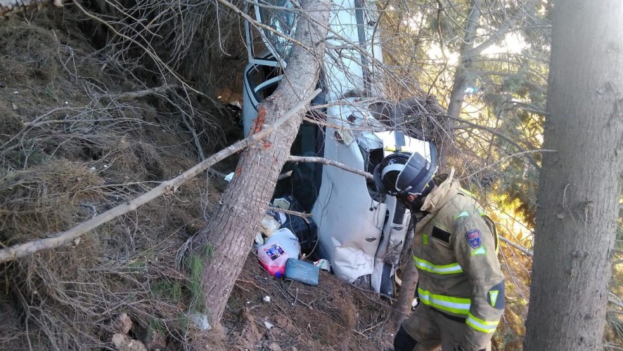 Trasladan al hospital a dos personas tras caer su coche por un terraplén en San Javier