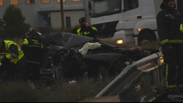 Una mujer resulta herida grave tras el choque de un camión y un turismo en Yecla