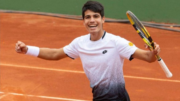 Carlos Alcaraz hace historia al ganar a un Top 200 de la ATP a los 15 años