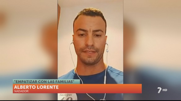Alberto Lorente nada a ciegas por el Mar Menor para colaborar con Aidemar