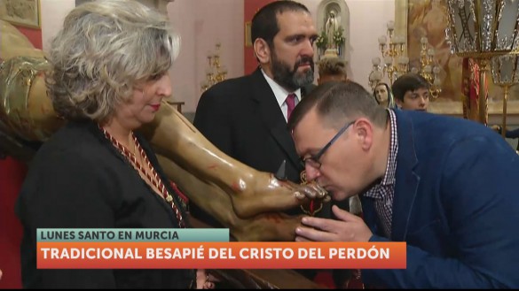 El Besapié del Cristo del Perdón llena de devoción las calles de San AntolÃn en Murcia