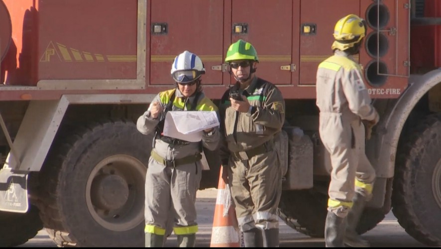 Bomberos intentan sofocar el incendio declarado en una fábrica de plásticos de Cieza