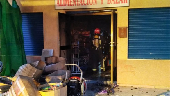 Bomberos sofocan un incendio en un bazar de La AzohÃa en Cartagena