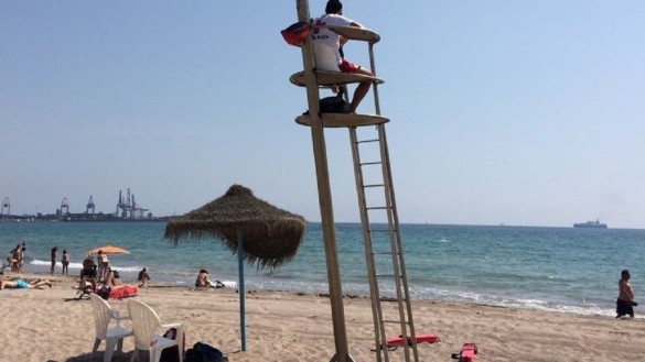 La bandera amarilla ondea en la playa de Levante de Cabo de Palos (Cartagena) por picaduras de medusa