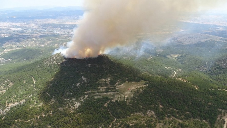 Unos 150 efectivos y ocho aeronaves combaten un incendio forestal en Caravaca