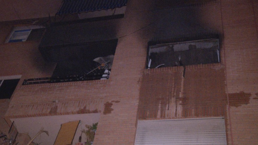 Cuatro vecinos intoxicados por un humo en un incendio de una vivienda en Abarán