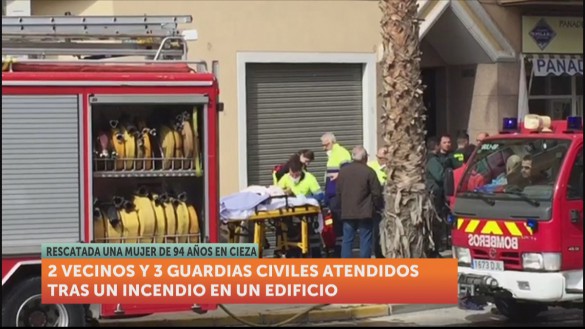 Dos vecinos y tres guardias civiles, intoxicados por humo en un incendio en Cieza