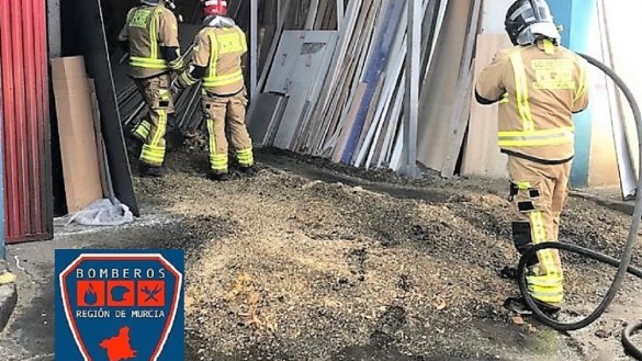 Extinguen un incendio declarado en una carpinterÃa en San Javier