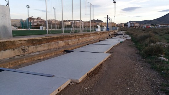 El viento derriba 116 metros de muro del campo de fútbol Antonio Ibáñez de Jumilla