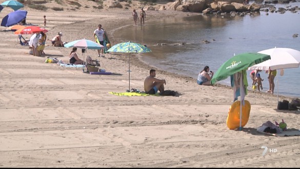 Parcelas en la arena para delimitar distancias en la playa de los Cocedores, en Águilas