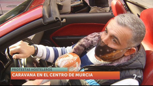Una caravana de coches recorre las calles de Murcia para apoyar a la hostelerÃa