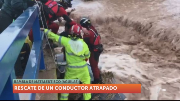Rescatado un hombre en Águilas al ser arrastrado con su coche por la rambla de Matalentisco