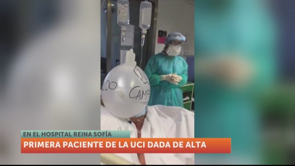 Aplausos para la primera paciente que recibe el alta en el Reina SofÃa