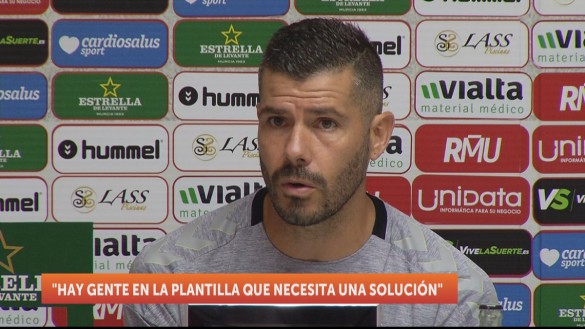 La plantilla del Real Murcia pide soluciones y Gálvez promete seguir trabajando en ello