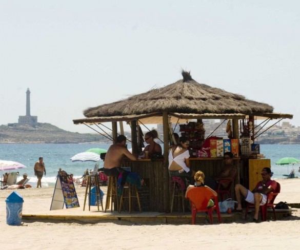 Arranca una campaña de la Policía Local de Cartagena para comprobar que los chiringuitos de playa cumplan la ordenanza