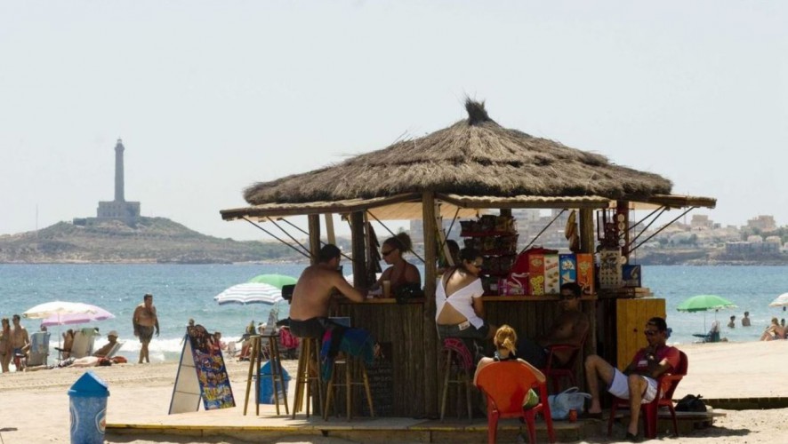 Arranca una campaña de la Policía Local de Cartagena para comprobar que los chiringuitos de playa cumplan la ordenanza