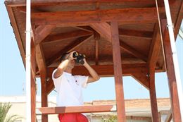 La bandera roja ondea en varios tramos de la playa de Galúa, en Cartagena