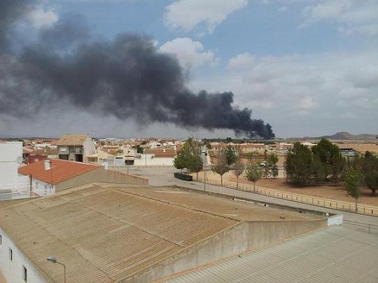 Herida una persona por quemaduras en el incendio de una nave industrial en Fuente Álamo