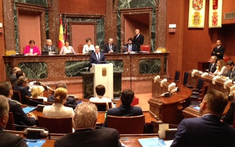 El ministro de Sanidad asiste este viernes a la toma de posesión del presidente de la Región