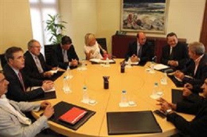 Sánchez acuerda con el sector agrario y regantes la constitución de una mesa de seguimiento del Decreto de Sequía