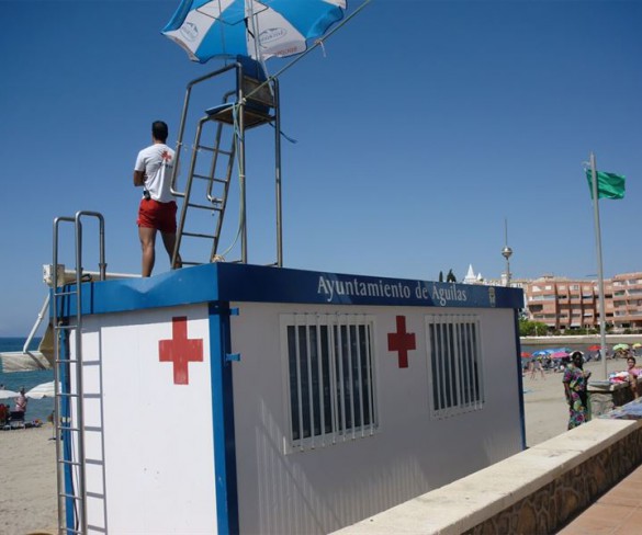 Los puestos de vigilancia de playas abren con bandera amarilla en Águilas, Cartagena, San Javier y San Pedro