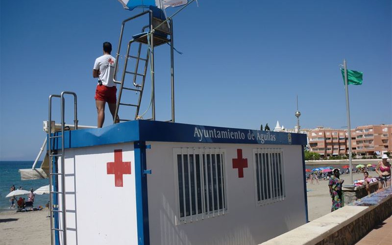 Los puestos de vigilancia de playas abren con bandera amarilla en Águilas, Cartagena, San Javier y San Pedro