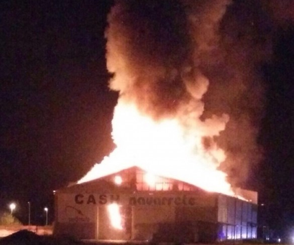 Extinguen un incendio en un supermercado mayorista en Cehegín