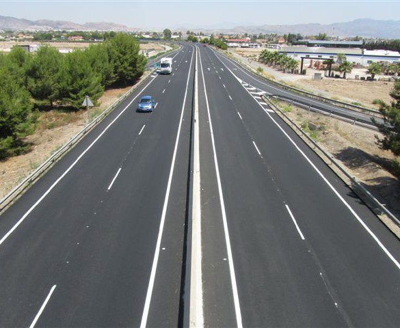 Dos heridos leves al volcar la furgoneta en la que viajaban en la carretera entre Lorca y Águilas