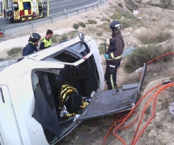 Dos hombres resultan heridos al volcar el turismo en el que viajaban en Ulea