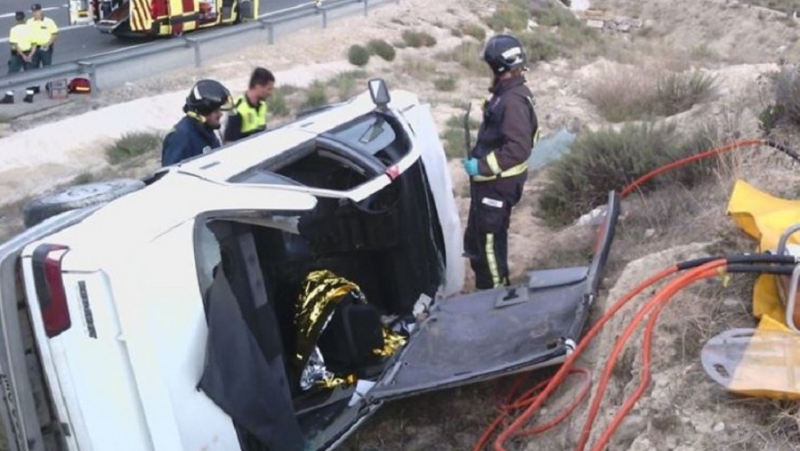 Dos hombres resultan heridos al volcar el turismo en el que viajaban en Ulea