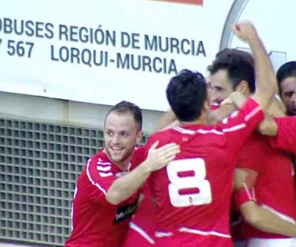 El Real Murcia remonta y asalta el liderato