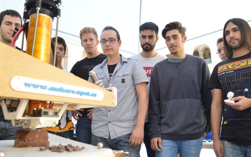 Estudiantes de la UPCT fabrican una impresora 3D que imprime con chocolate