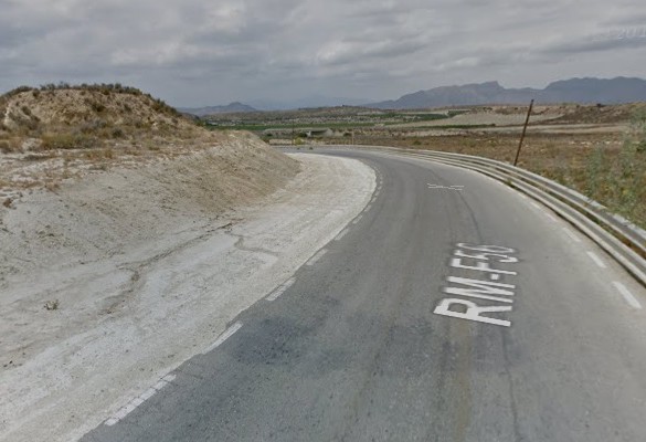 Herido grave un motorista tras un accidente y caerle la moto encima
