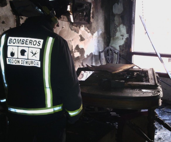 Un hombre de 35 años fallece en Yecla en un incendio de una vivienda
