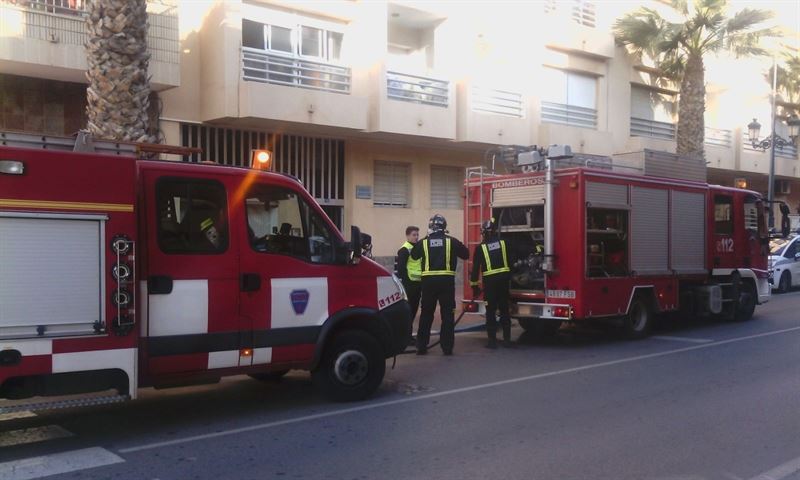 Bomberos extinguen el incendio declarado en una vivienda de San Pedro del Pinatar