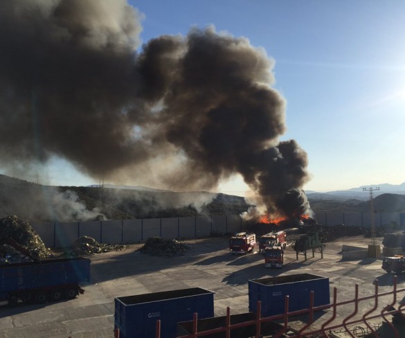 Bomberos trabajan en el incendio del solar de una nave de chatarra en Molina