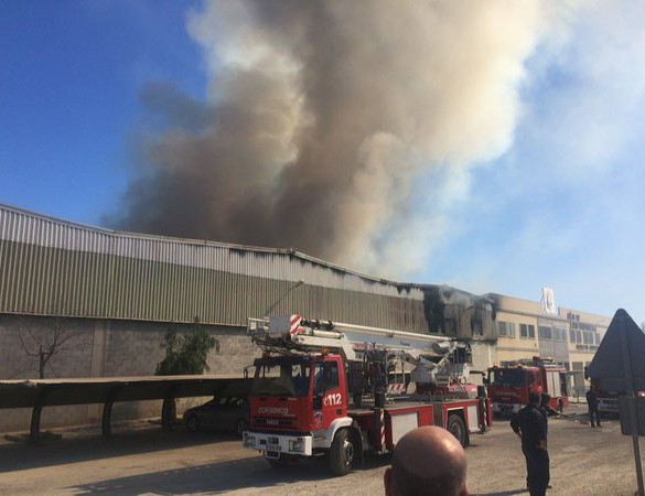 Arde una fábrica de curtido de pieles en Lorca
