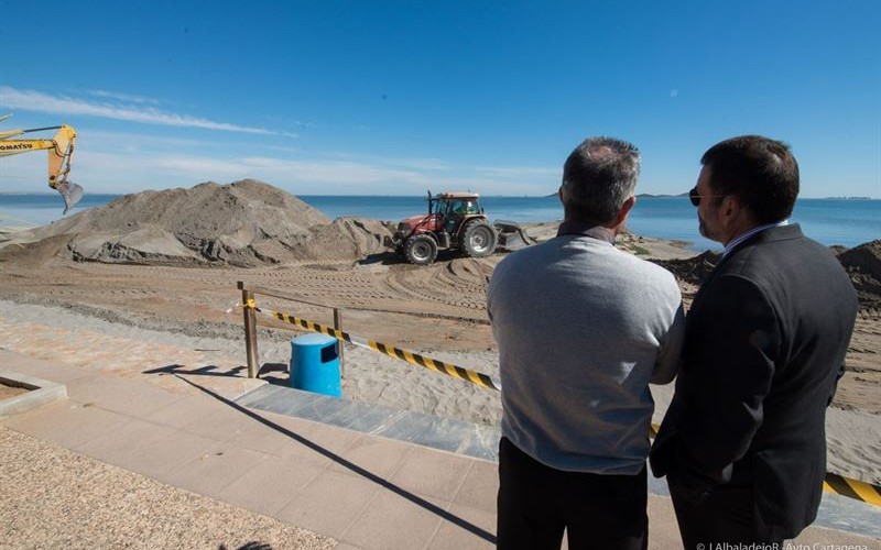Empiezan a retirar los espigones de Los Urrutias, gracias a la presión ciudadana