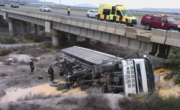 Herido el conductor de un camión tras caer desde la autovÃa a una rambla, en Lorca