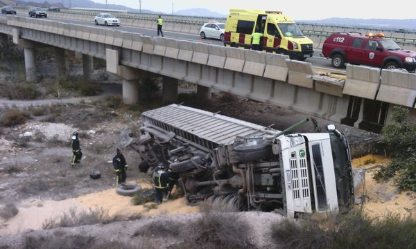 Herido el conductor de un camión tras caer desde la autovía a una rambla, en Lorca