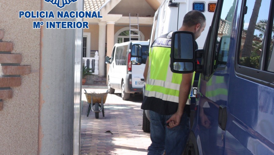 La Policía Nacional detiene a 13 personas por explotación sexual en un chalet de lujo de Molina