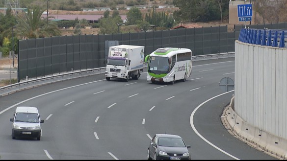 Herido un hombre al chocar su turismo con un camión en el Puerto de la Cadena