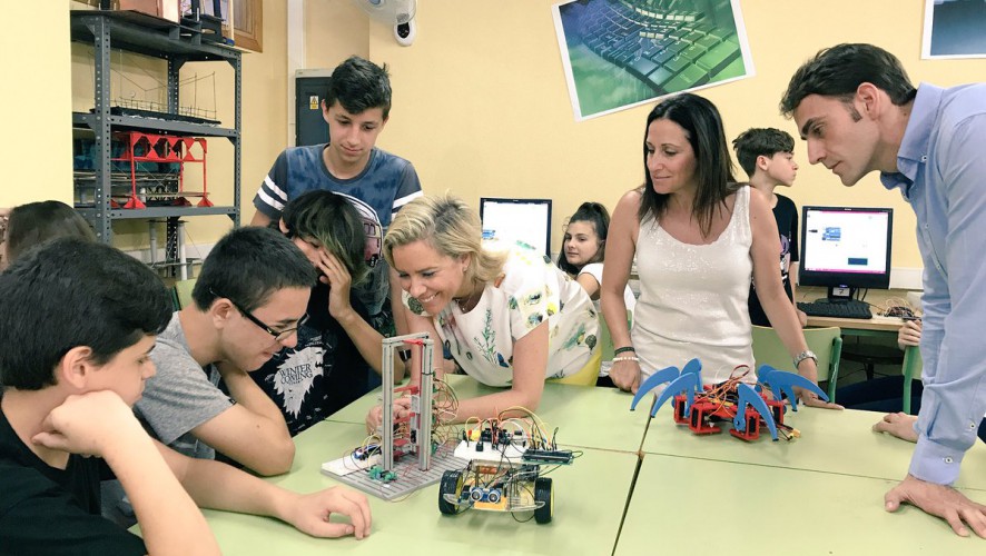La Comunidad invierte 14,3 millones para mejorar los equipos y la conexión en los colegios