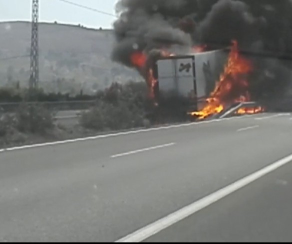 Un camionero sale ileso del aparatoso incendio de su vehÃculo en CehegÃn