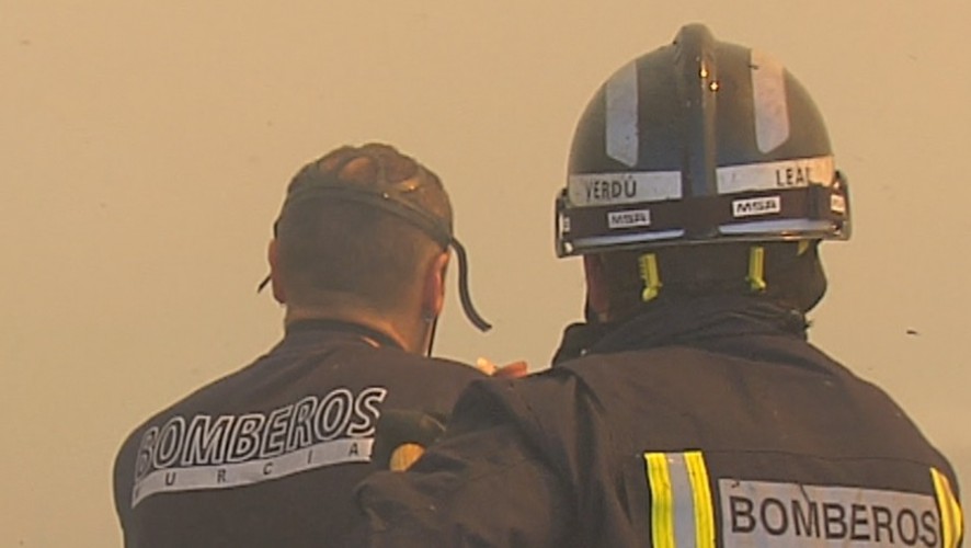 Extinguido el incendio declarado en un secadero de pimientos de Totana