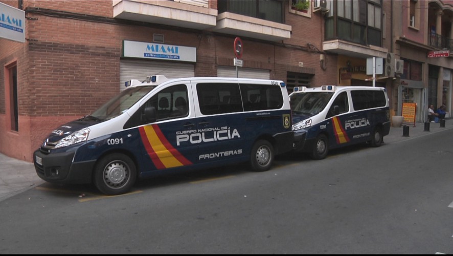 Se entrega uno de los dos individuos buscados por apuñalar a otro hombre el día del Bando de la Huerta