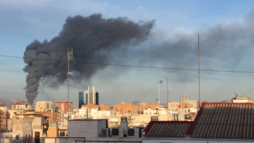 Un incendio en una fábrica de zumos en Casillas alarma a los vecinos de Murcia