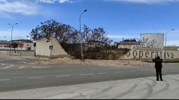 El viento derriba un muro en Yecla y provoca varios incidentes en la Región